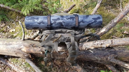 RADICAL Alu-mat dark olive on backbapack.jpg